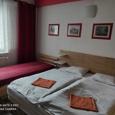 Red Apartment Bratislava Exteriör bild