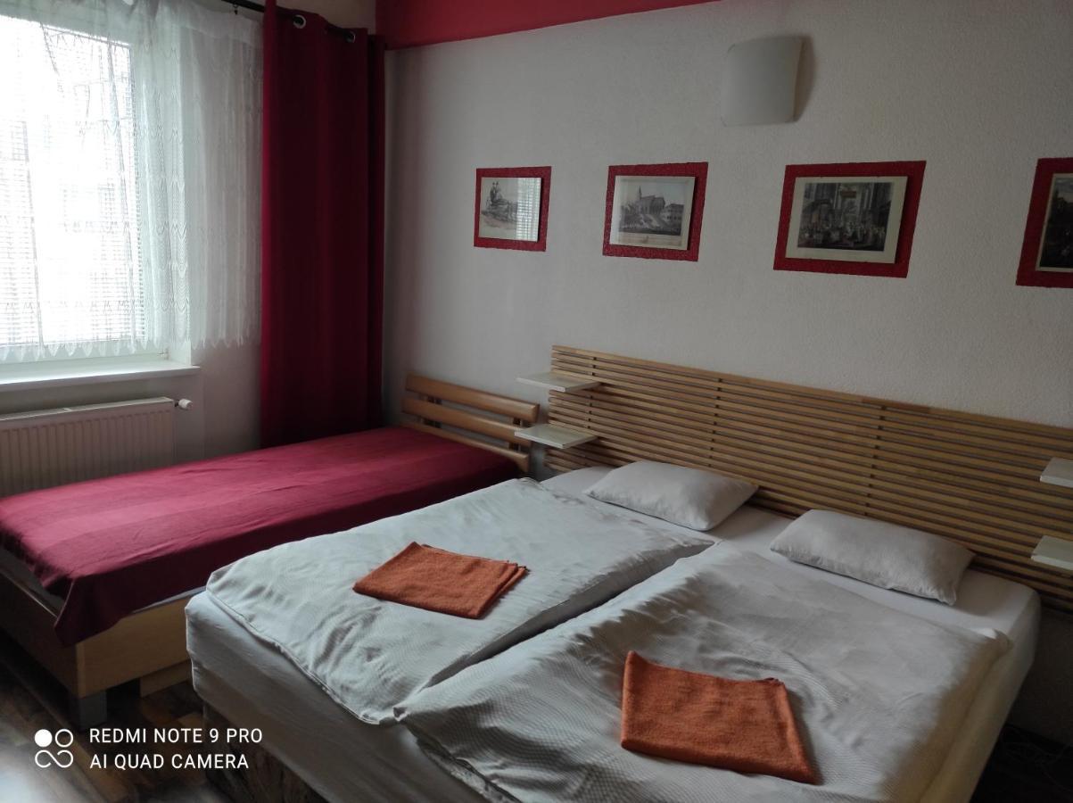 Red Apartment Bratislava Exteriör bild